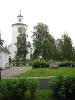 Risbäcks kyrka och del av kyrkogården.